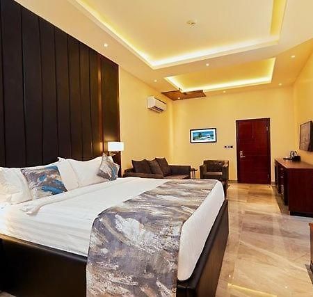 Senators Suites And Towers Hotel Omole Екстериор снимка