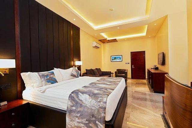 Senators Suites And Towers Hotel Omole Екстериор снимка