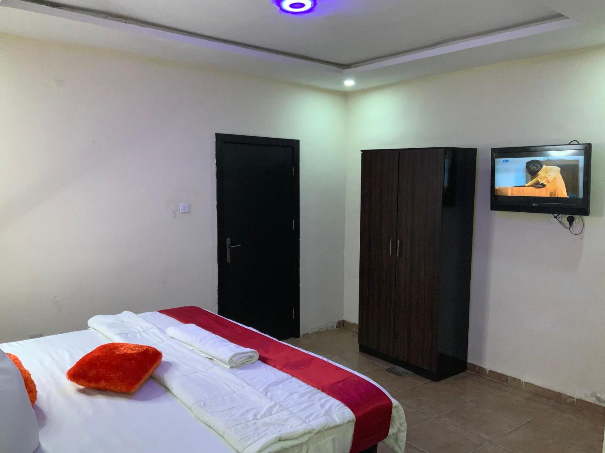 Senators Suites And Towers Hotel Omole Екстериор снимка