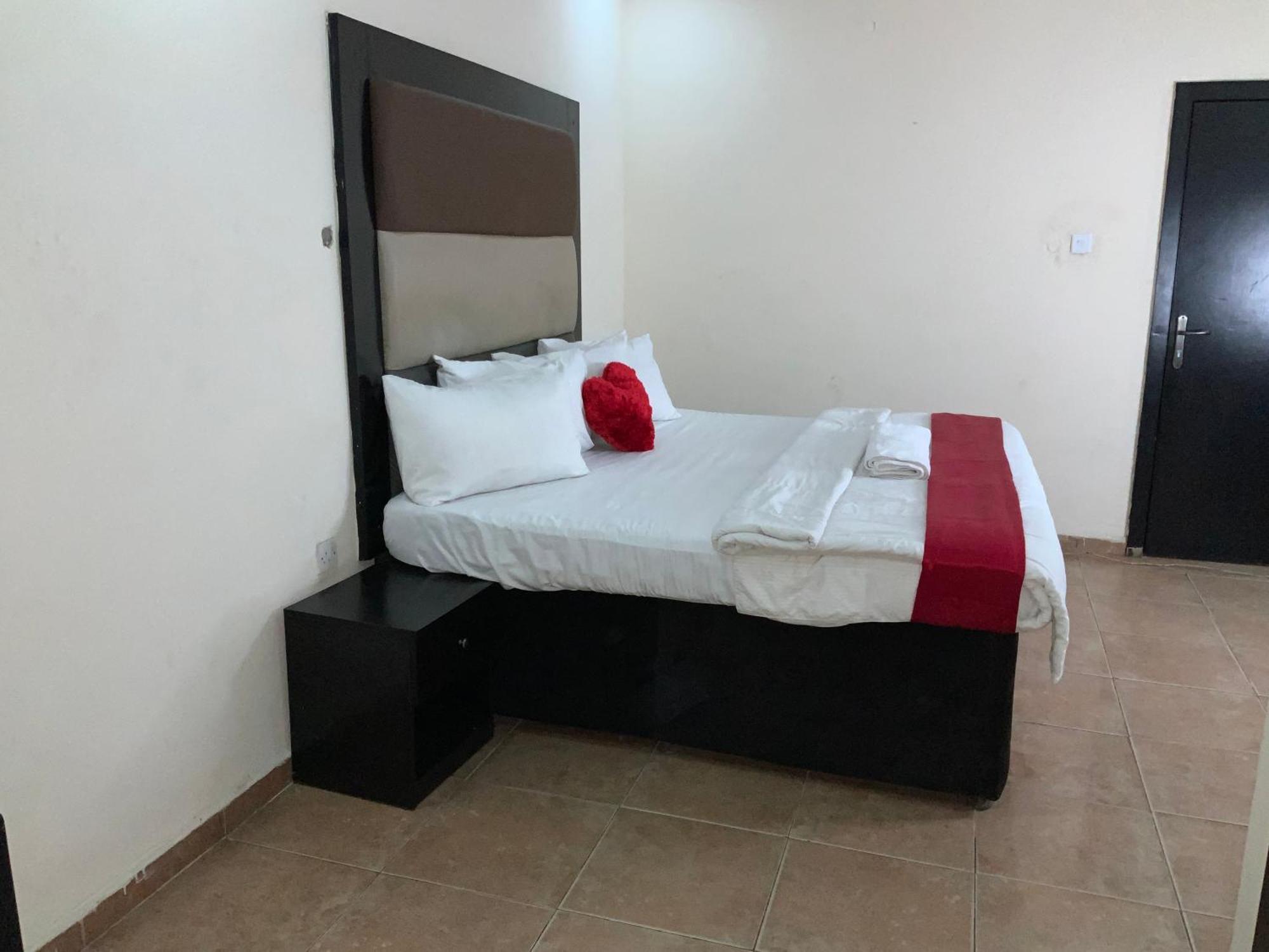 Senators Suites And Towers Hotel Omole Екстериор снимка