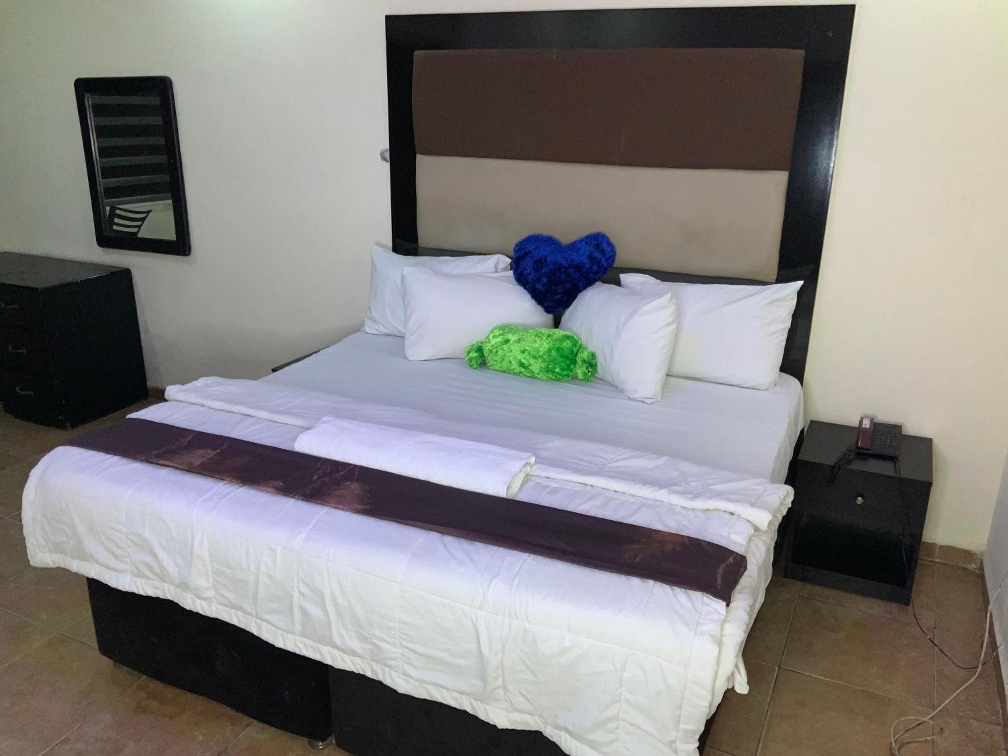 Senators Suites And Towers Hotel Omole Екстериор снимка