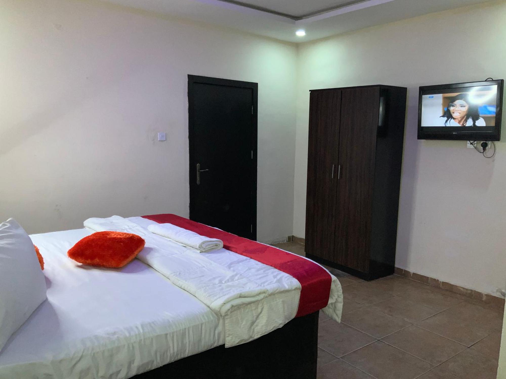 Senators Suites And Towers Hotel Omole Екстериор снимка