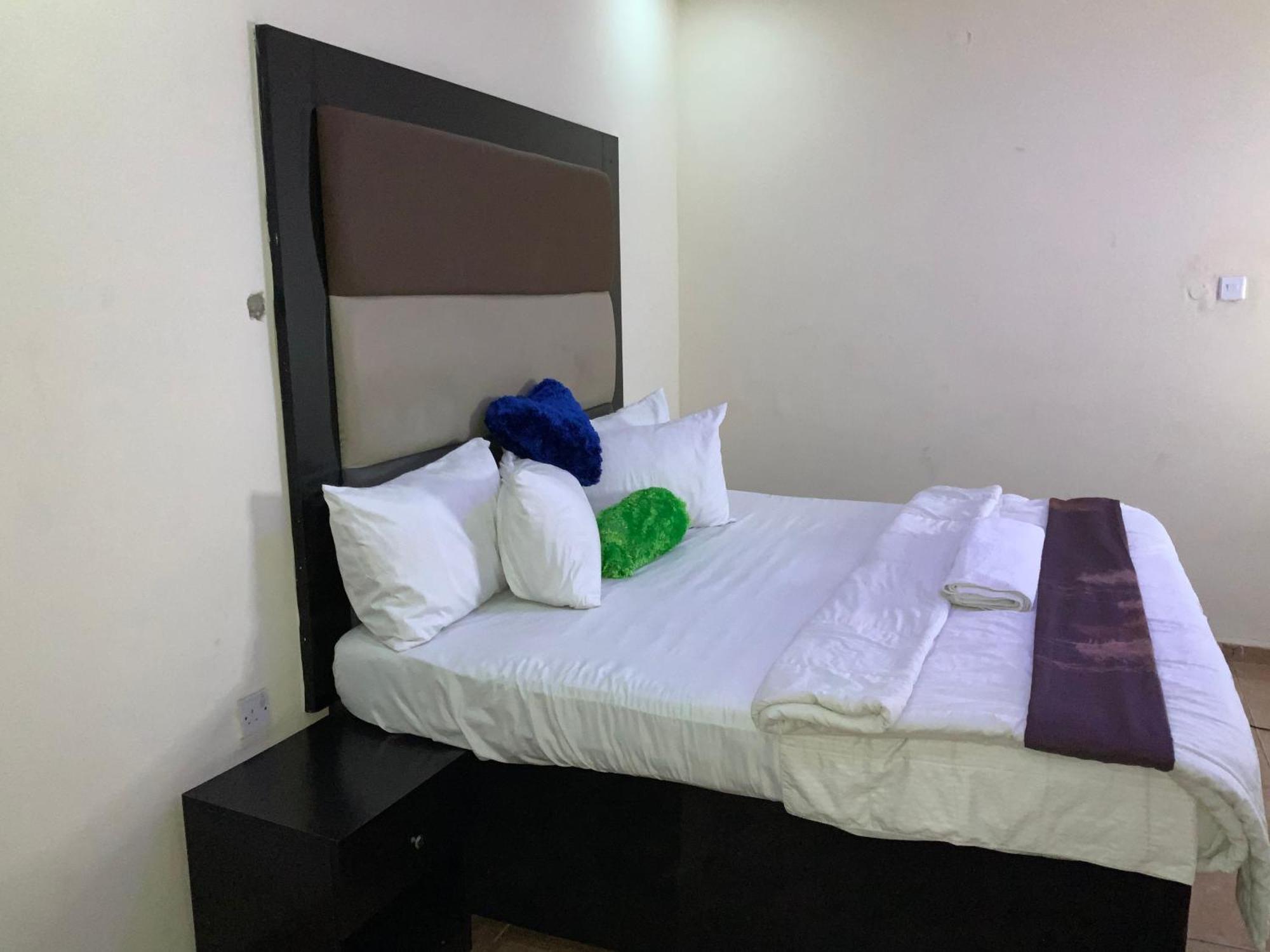 Senators Suites And Towers Hotel Omole Екстериор снимка