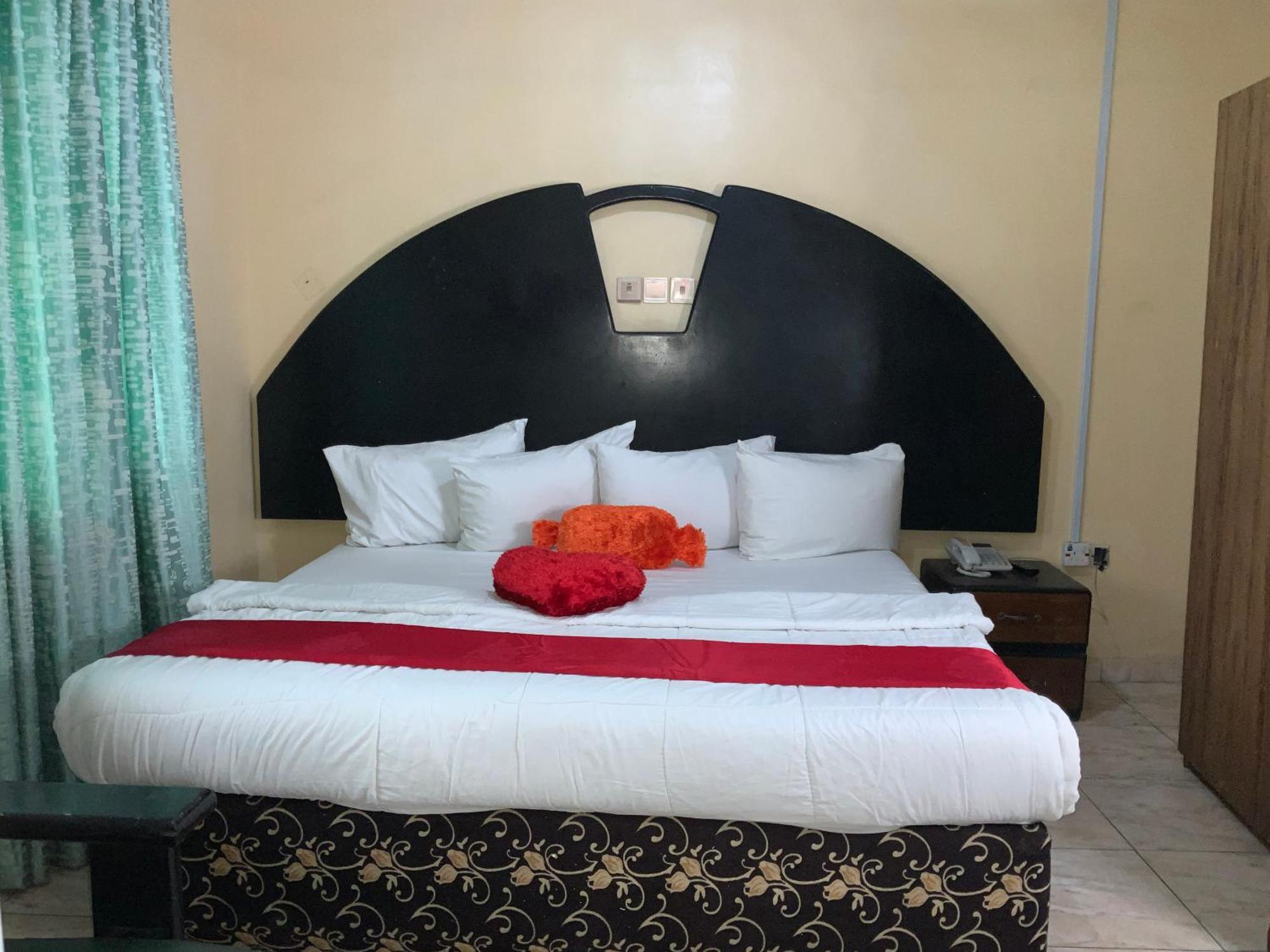 Senators Suites And Towers Hotel Omole Екстериор снимка