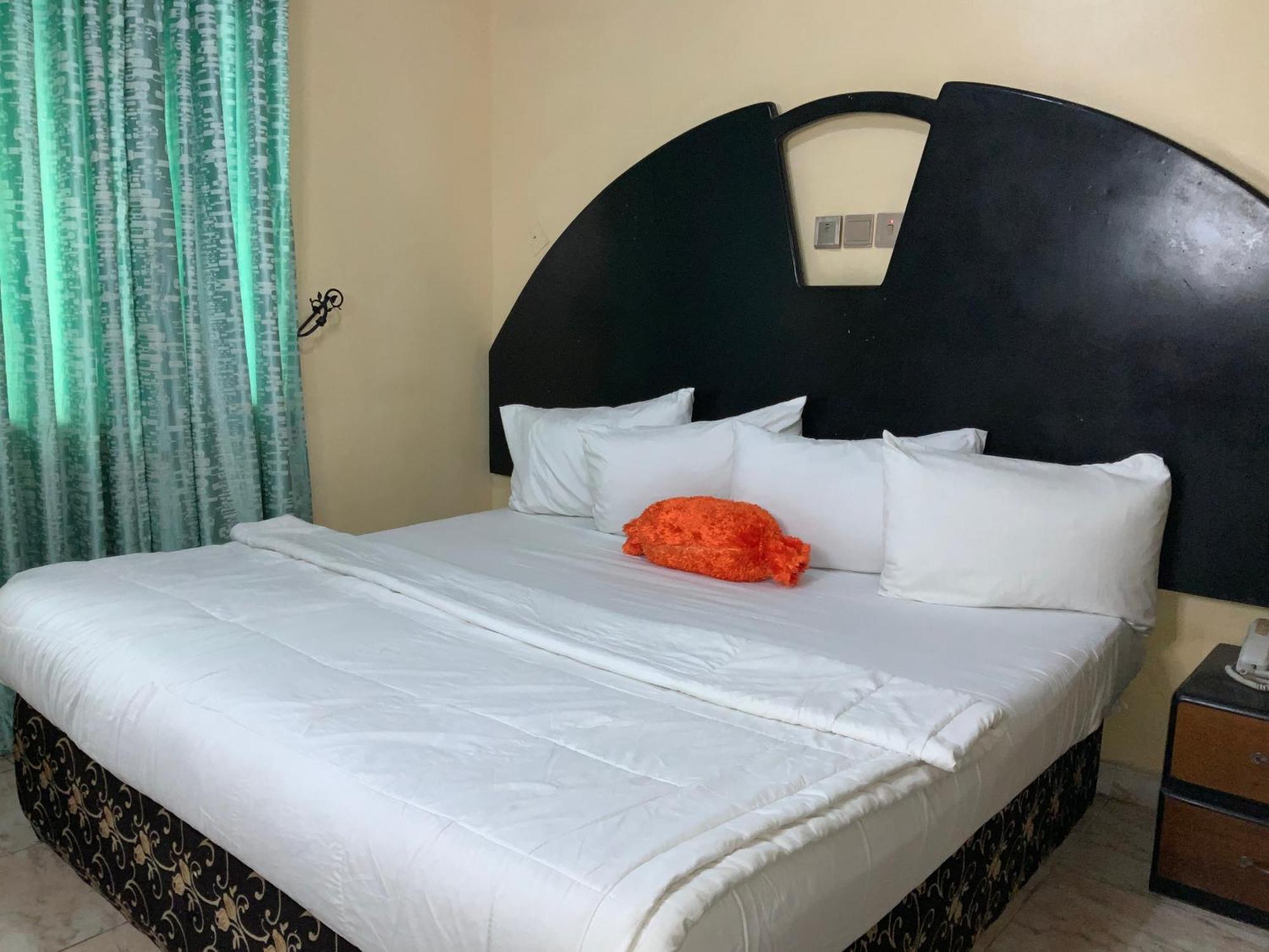 Senators Suites And Towers Hotel Omole Екстериор снимка