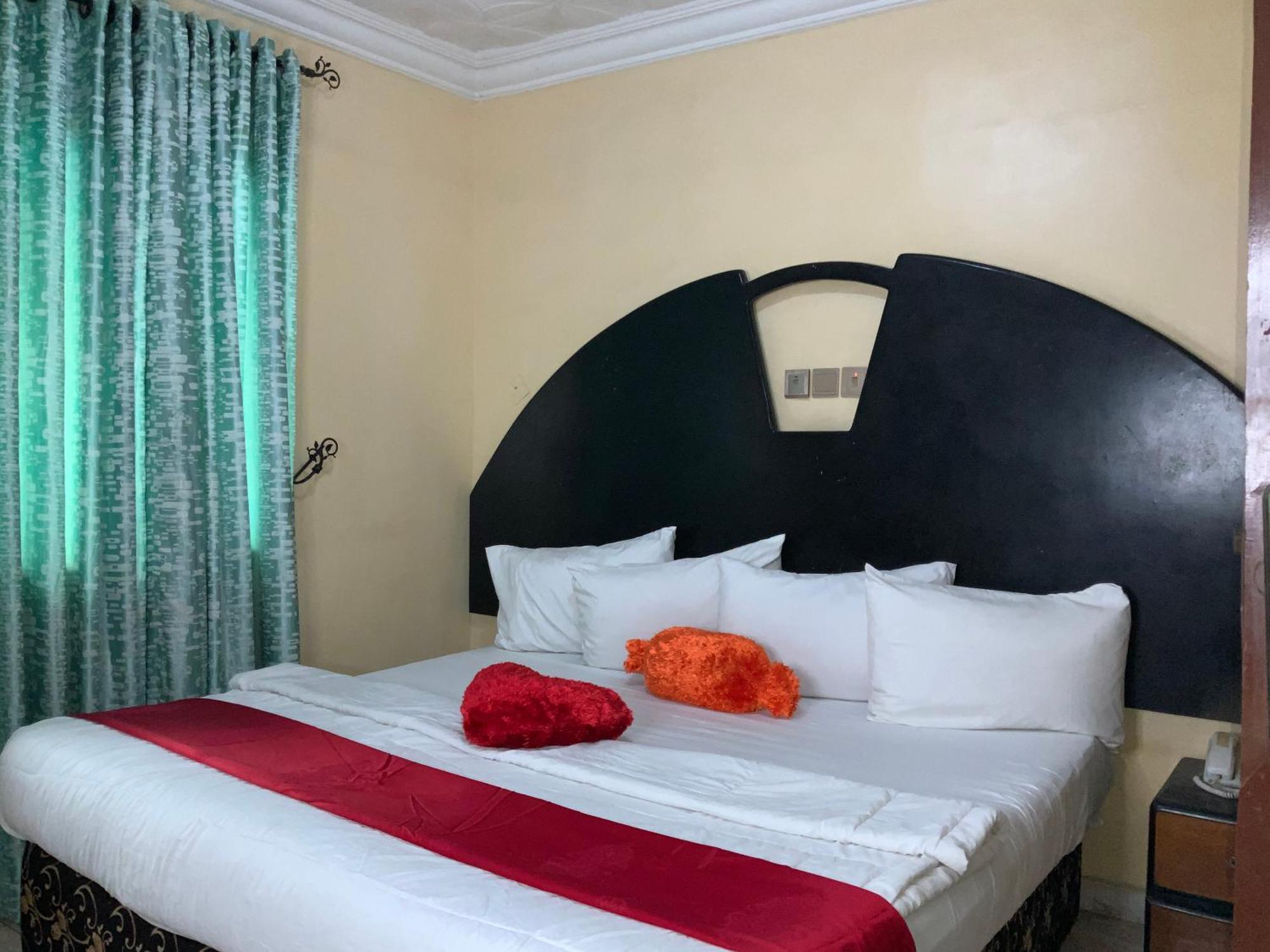Senators Suites And Towers Hotel Omole Екстериор снимка