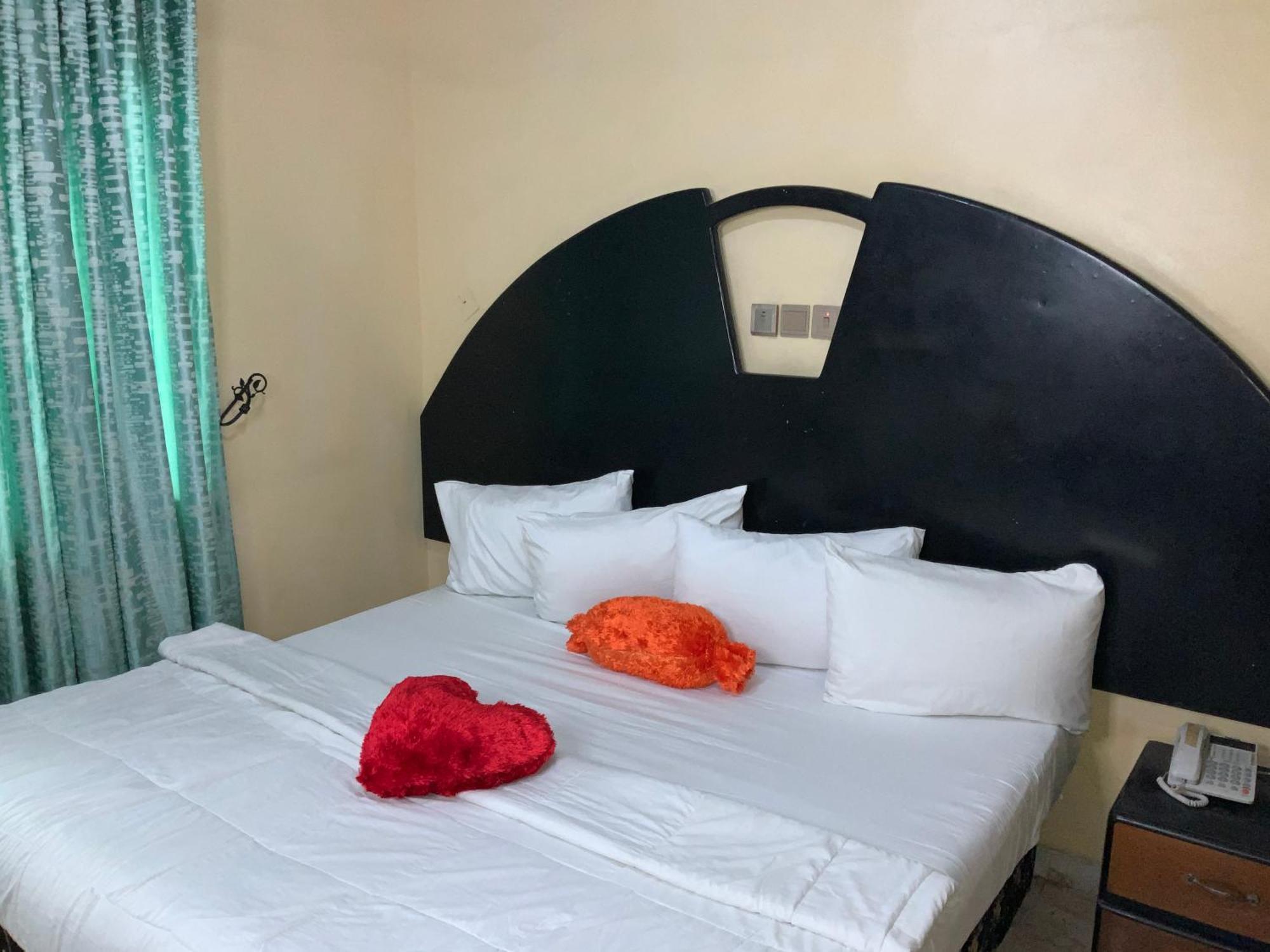Senators Suites And Towers Hotel Omole Екстериор снимка