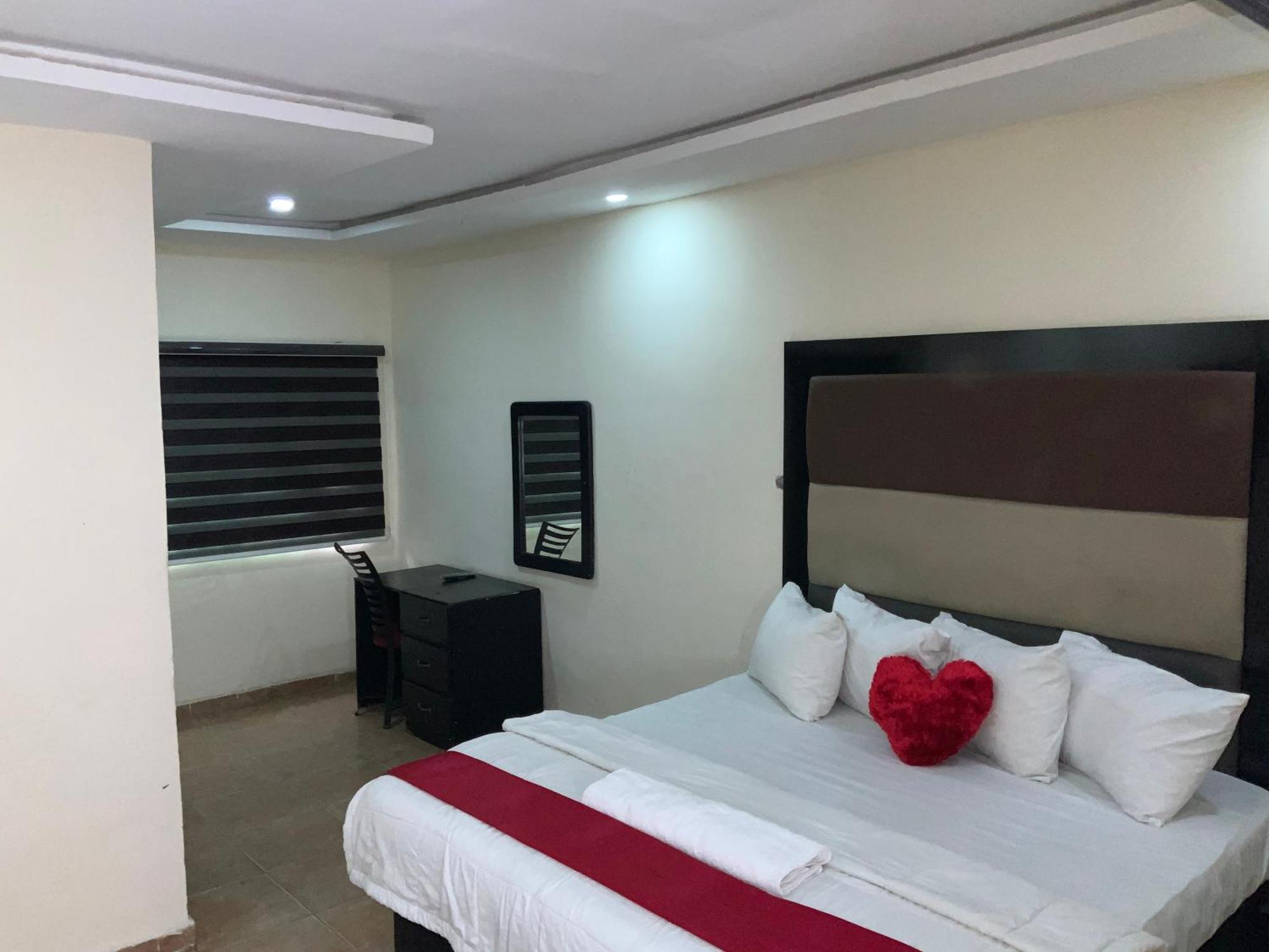 Senators Suites And Towers Hotel Omole Екстериор снимка