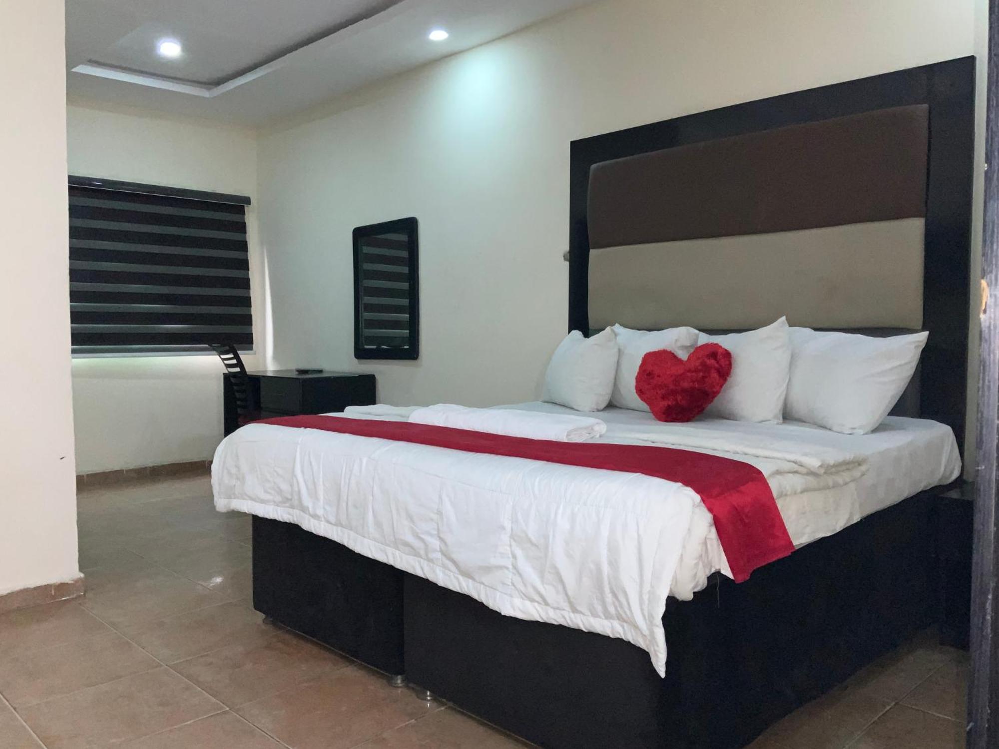 Senators Suites And Towers Hotel Omole Екстериор снимка