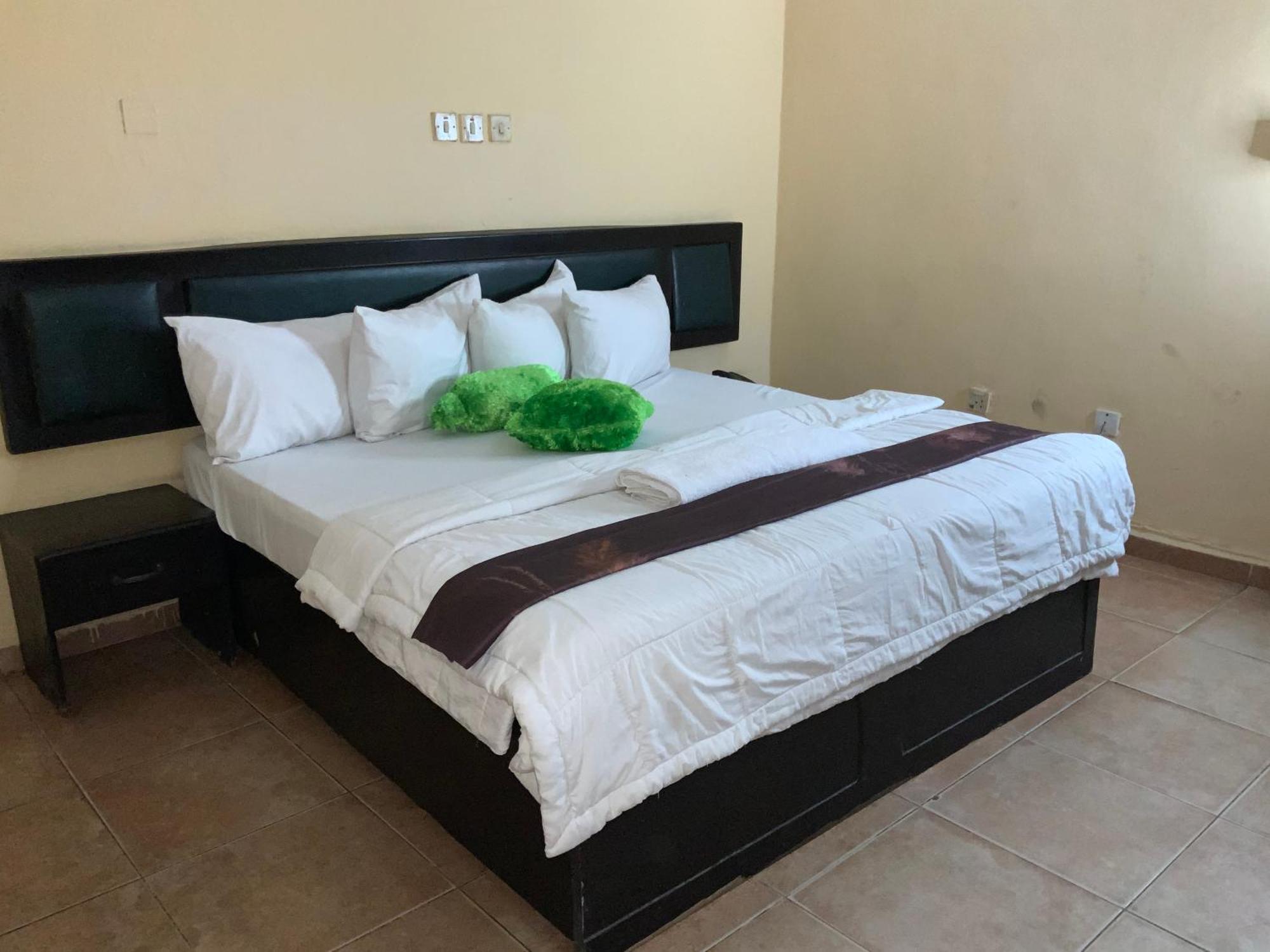 Senators Suites And Towers Hotel Omole Екстериор снимка