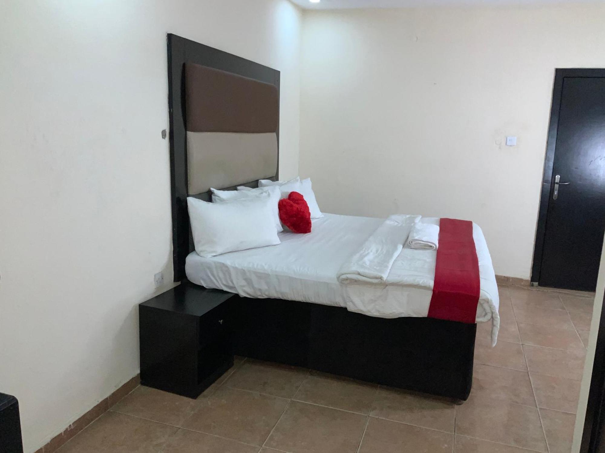 Senators Suites And Towers Hotel Omole Екстериор снимка