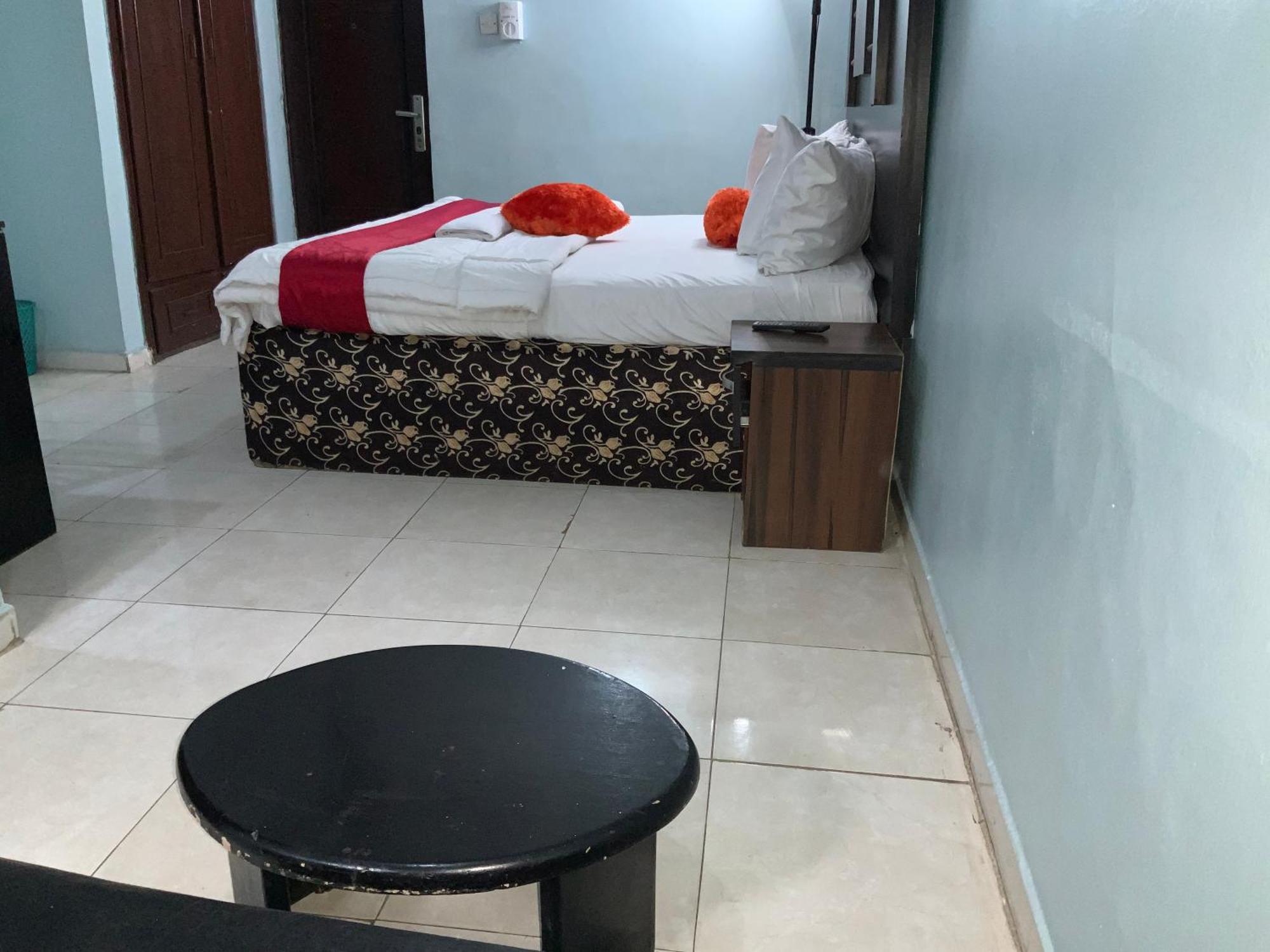Senators Suites And Towers Hotel Omole Екстериор снимка