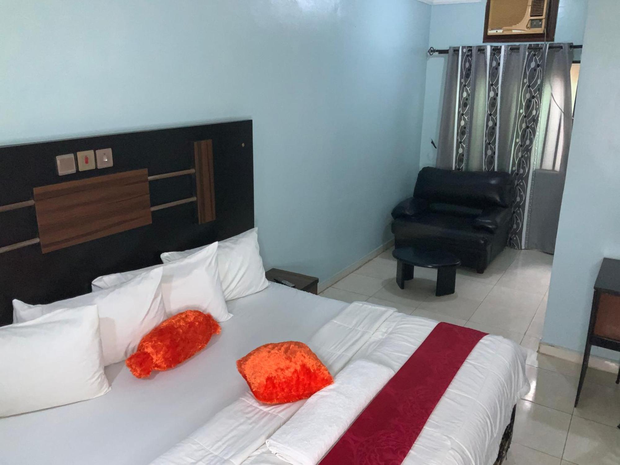 Senators Suites And Towers Hotel Omole Екстериор снимка
